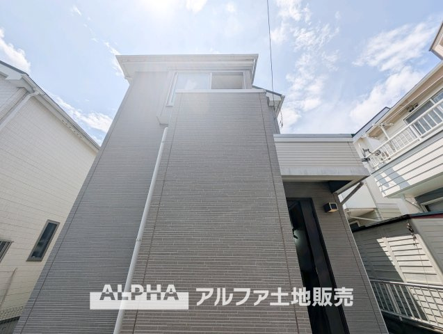 小平市学園東町の中古一戸建の外観|【Quiet Comfort】
◆静けさとともに◆
外の喧騒を忘れさせる落ち着きが、日々に余白を生む。ここでの時間が、自然と笑顔を増やしていく。