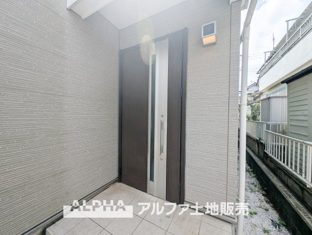小平市学園東町の中古一戸建の玄関|【Entrance Design】
◆玄関◆出入りのたびに気持ちが整うような落ち着きある玄関空間。シンプルな構成で使いやすく、住まい全体の印象をやわらかく引き立てます。