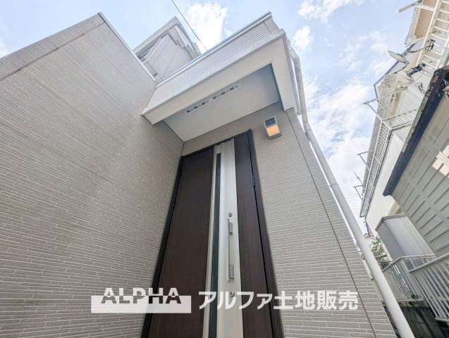 小平市学園東町の中古一戸建の玄関|【Entrance】
◆玄関◆にダブルロックを採用。鍵を二重にかけることで防犯性に配慮し、不在時や夜間も安心感のある住まい。日常の暮らしに安心を添える仕様です。