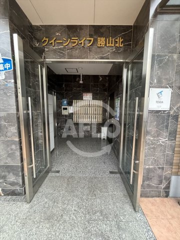 クィーンライフ勝山北のエントランス|クィーンライフ勝山北　エントランス