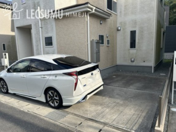 姫路市仁豊野/中古戸建の駐車場