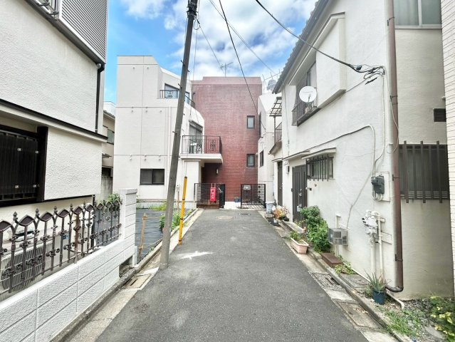 豊島区高田1丁目　新築戸建の前面道路含む現地写真|2026.07.27撮影

現地ご見学希望・資料請求などお気軽にお問い合わせ下さい！
03-5990-5201