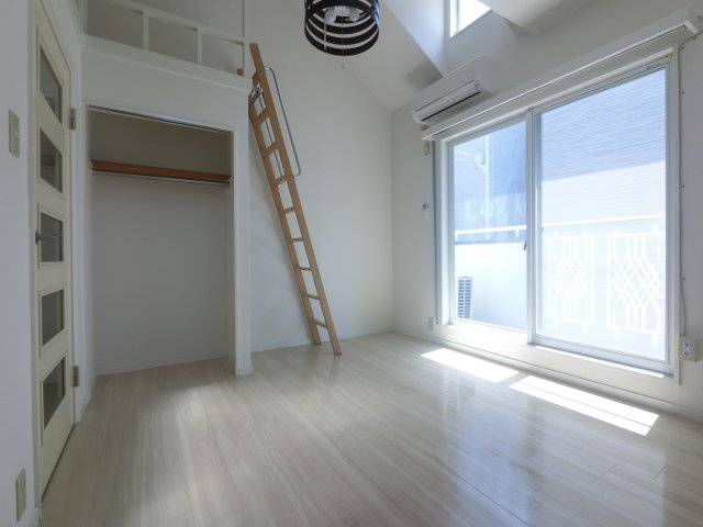 ローズアパートＱ６５番館の居間・リビング
