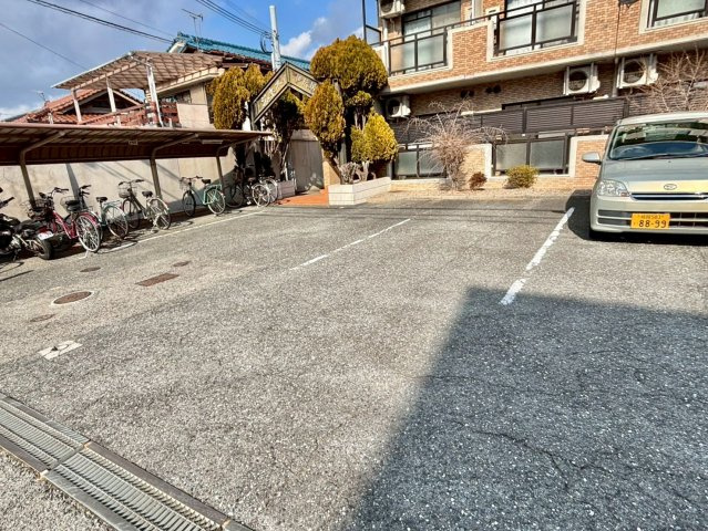 ジュネス伊伝居Ⅱの駐車場