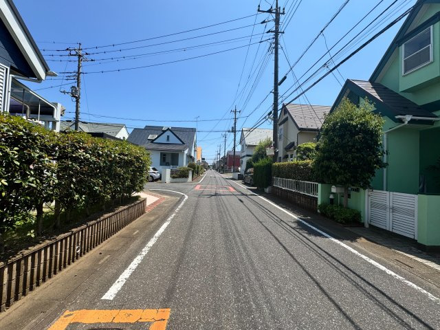 所沢市中富南売地の周辺|前面道路は幅員約6.0mとゆとりがあり、車同士のすれ違いや庫入れもスムーズ！開放感のある街並みも魅力です。