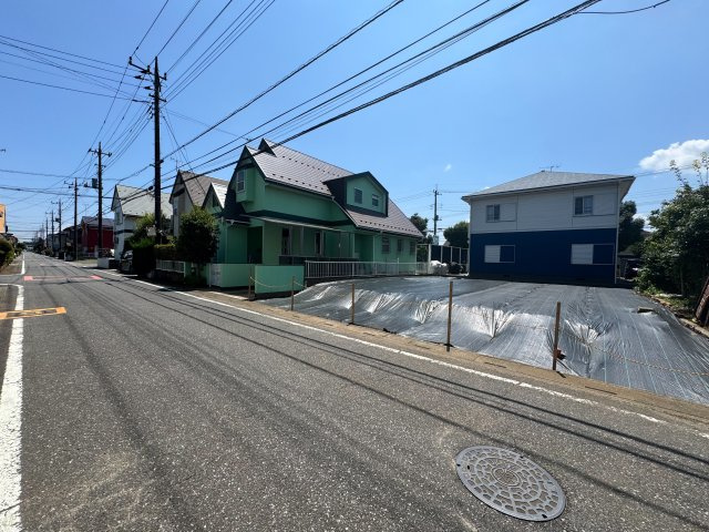 所沢市中富南売地の前面道路含む現地写真|お好みの施工会社で建てられる建築条件無し物件！約52.65坪のゆとりある敷地と約6mの前面道路が魅力です。理想の住まいを叶えるため、ご希望に沿ったハウスメーカーのご紹介も可能です。