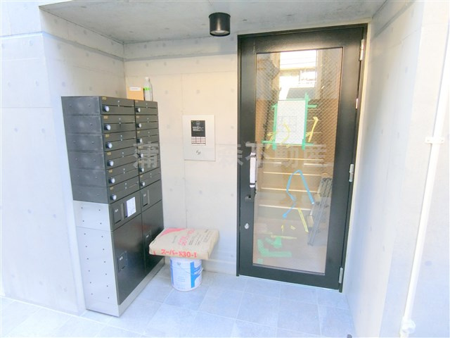 LOTUS梅屋敷（ロータスウメヤシキのエントランス|TVモニター付オートロックメールBOX宅配BOX付のエントランス