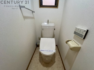 温水洗浄便座付きのトイレです♪