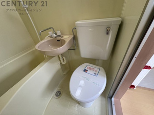 浴室内にトイレがあります！