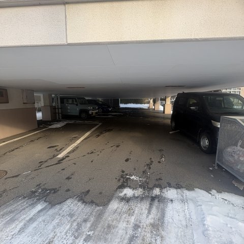 プラザユーホームの駐車場