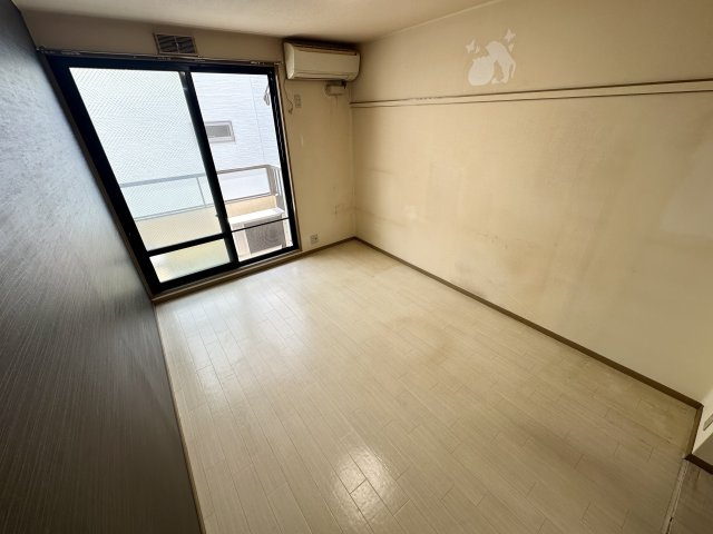 エアコン付き6帖の洋室です♪