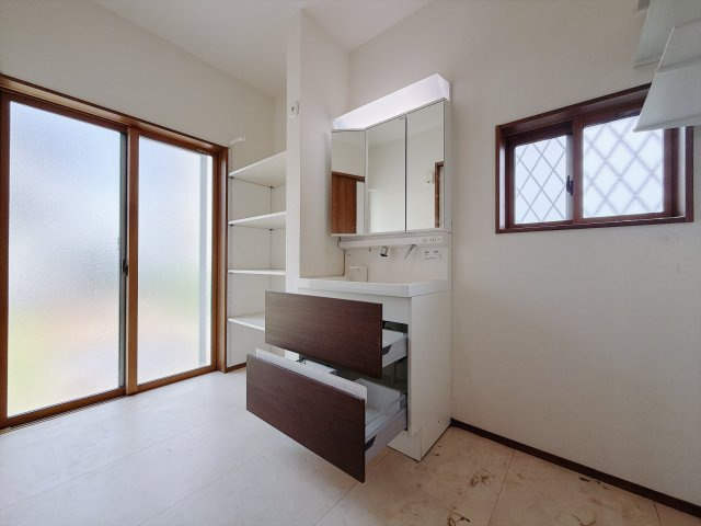 【中古戸建】伊勢崎市戸谷塚町の独立洗面台|■洗面室｜ゆとりのある洗面脱衣室ではお子様と並んで歯磨きもできるので一緒に成長を楽しめます♪ひろびろとした洗面室で、朝の準備も楽しくなります☆.*