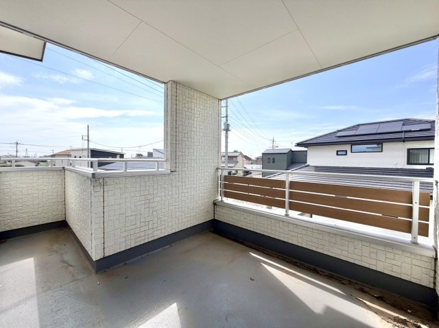 【中古戸建】伊勢崎市戸谷塚町のバルコニー|■バルコニー｜普通のバルコニーより広い仕様のバルコニー。洗濯物やお布団だけでなく雨の日にたまった洗濯物はもちろん、プランターを置くことで家庭菜園も可能です♪