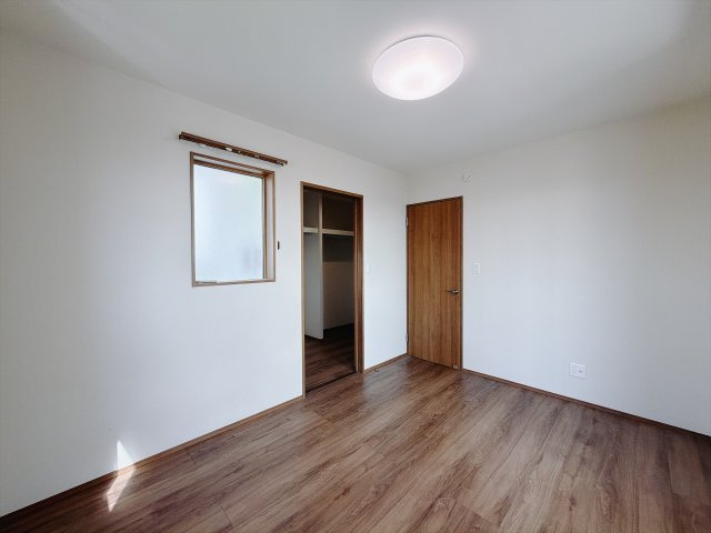 【中古戸建】伊勢崎市戸谷塚町の洋室|■2階洋室｜ナチュラルカラーの床です。模様替えなどとても楽しく工夫できます♪陽当たり、風通しもとても良いので毎日快適な生活スタートです！子供部屋にも良いですね♪