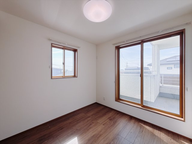 【中古戸建】伊勢崎市戸谷塚町のその他|■2階洋室｜2階洋室には大きな窓をご用意しています。日中はあたたかな日差し差し込み自分時間も充実できますね＾＾