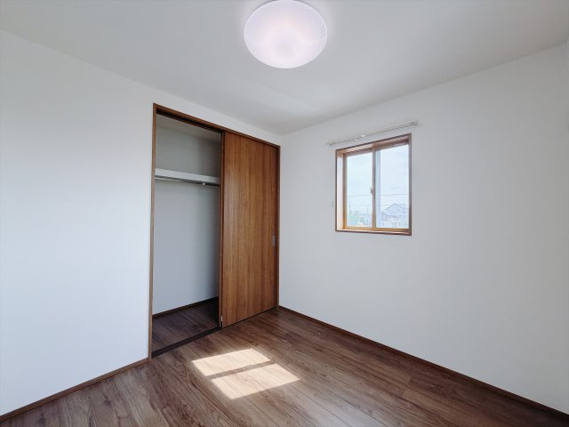 【中古戸建】伊勢崎市戸谷塚町の洋室|■2階洋室｜お子様の一人部屋にピッタリな洋室。木のぬくもりを感じるフローリングは、天然木の味わいが時とともに深みを増していきます。また、傷にも強く、フリーワックスでお手入れもラクラクです♪