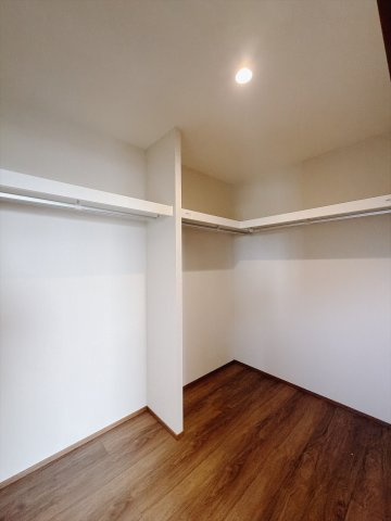 【中古戸建】伊勢崎市戸谷塚町の収納|■WIC｜お洋服はもちろん、使う頻度の少ない家具や小物・場所を取りがちな旅行用のスーツケースなどもしまえます。また、厚手のコートをしまっても充分な広さを堪能できるプランです♪