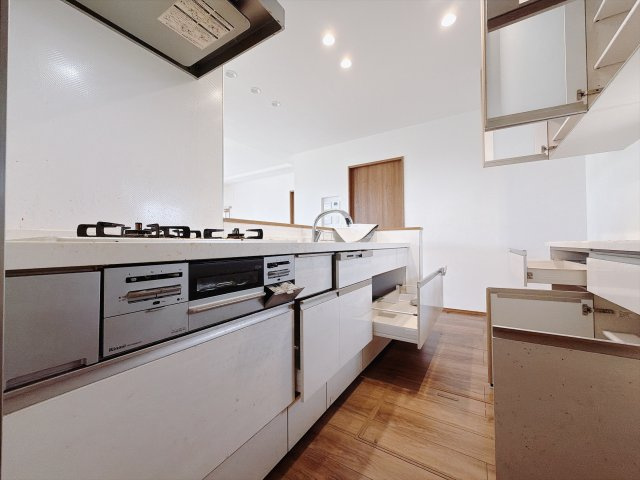 【中古戸建】伊勢崎市戸谷塚町のキッチン|■キッチン｜作業がはかどる広々カウンタースペース。会話がはずむ「オープンキッチン」なので家族とのコミュニケーションも活発になります。