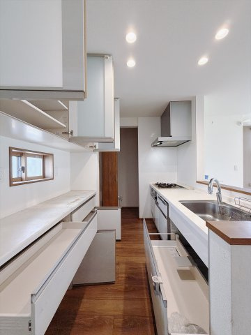 【中古戸建】伊勢崎市戸谷塚町のキッチン|■キッチン｜全スライド式収納キッチン♪お皿や鍋の出し入れもラクラクです（＾＾）！