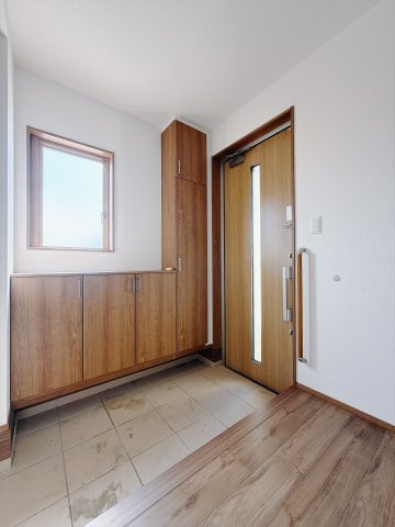 【中古戸建】伊勢崎市戸谷塚町の玄関|■玄関｜毎日の「いってらっしゃい」や「お帰りなさい」を大切なご家族と過ごす玄関は〈使いやすさ〉を追求しております。玄関横の物入は急な来客時でもさっとお片付けできるスペースを確保しています。