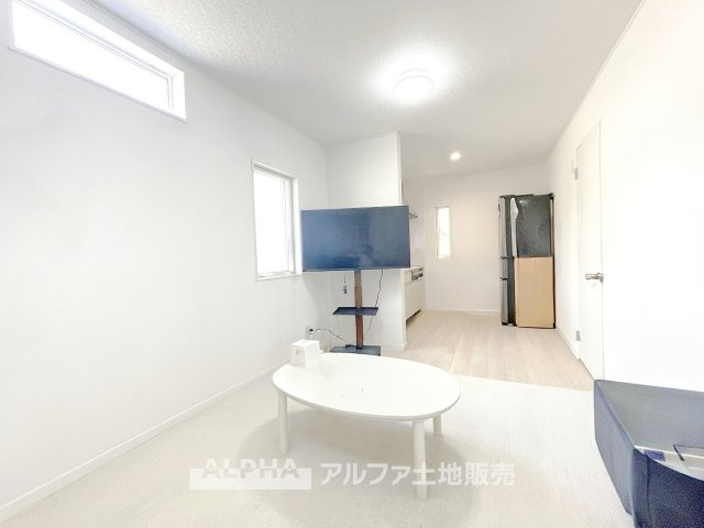 武蔵村山市学園一丁目戸建の居間・リビング|【A cozy space】◆余白のある暮らし◆
人を招いても、ひとりで過ごしても心地よい住空間。