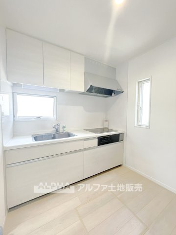 武蔵村山市学園一丁目戸建のキッチン|【Daily Comfort】
◆毎日を整える空間◆使いやすさに配慮されたキッチンは、料理をする時間まで楽しく感じられる場所。暮らしのリズムに自然と馴染み、心地よい日常を演出します。