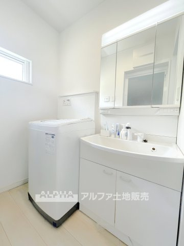 武蔵村山市学園一丁目戸建の独立洗面台|【Laundry space】
◆ランドリースペース◆洗濯機置場を備えた使いやすいランドリースペース。浴室換気乾燥機付きで、天候を気にせず洗濯でき、毎日の家事もスムーズにこなせます。