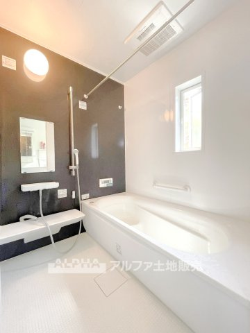 武蔵村山市学園一丁目戸建の浴室|【Clean space】
◆浴室◆清潔感のあるバスルームは、お手入れもしやすい設計。浴室乾燥機付きで、雨の日の洗濯や湿気対策にも便利です。