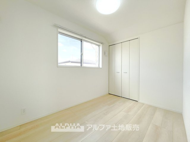 武蔵村山市学園一丁目戸建の洋室|【bright room】
◆明るさを感じる洋室◆やわらかな光が室内に広がり、日中も快適に過ごせる一室。プライベート空間として落ち着いた時間を過ごせます。