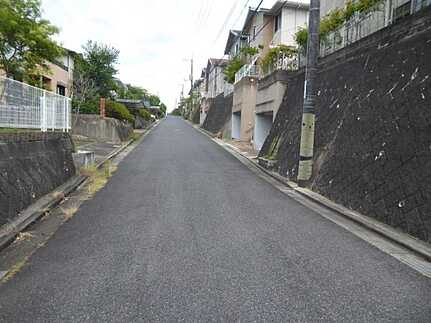 安佐北区亀山西２丁目の前面道路含む現地写真