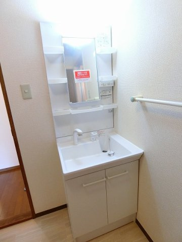 ジュネス宮沢Bの独立洗面台|写真は同建物の別部屋を参考に掲載しております。