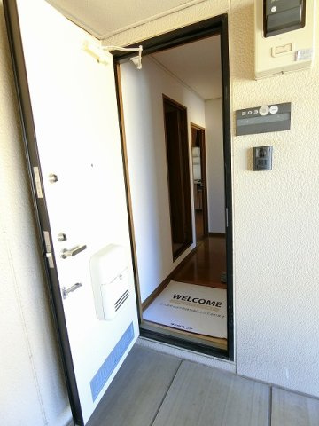 ジュネス宮沢Bの玄関|写真は同建物の別部屋を参考に掲載しております。