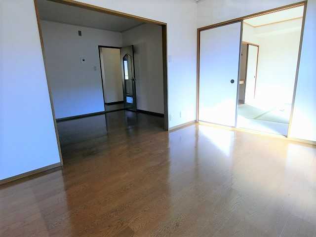 ジュネス宮沢Bの居間・リビング|写真は同建物の別部屋を参考に掲載しております。