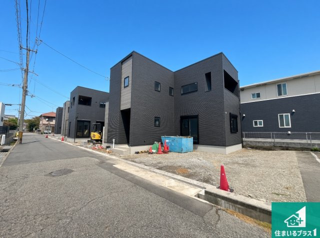 加古川市平岡町二俣　新築一戸建ての前面道路含む現地写真|周辺は閑静な住宅街！前面道路広々で車の出し入れも便利です。駐車が苦手な方でも安心して車庫入れできます！