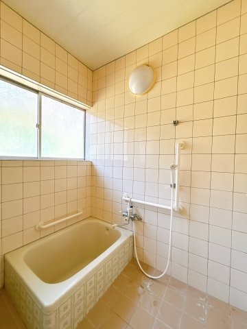 【浴室】 | 学園南1丁目中古戸建 | リフォーム予定です。窓があります。ユニットバス新品交換予定です。