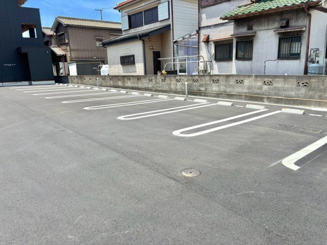 レジデンス尾上町の駐車場