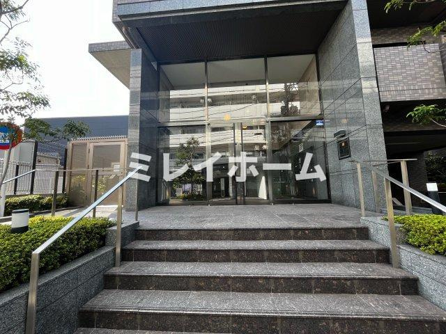 ルーブル仲六郷壱番館のエントランス
