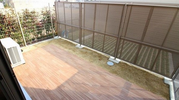 マルーン白壁のバルコニー