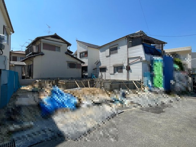明石市魚住町西岡の外観|【現地外観写真】
敷地面積約46.55坪。セカンドカーの所有や来客時にも対応可能な、2台分のカースペース付きです(車種による)。