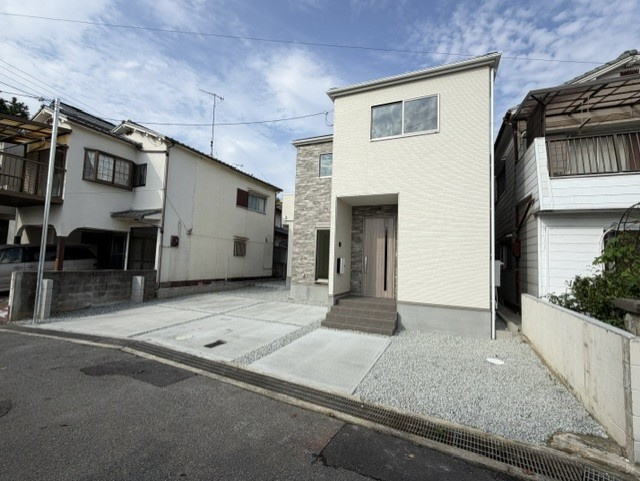 明石市魚住町西岡の外観|【現地外観写真】
高い断熱性能を持つ省エネ住宅「ZEH水準住宅」です。光熱費の削減が期待でき、冬は暖かく、夏は涼しい快適な住空間を実現できます。