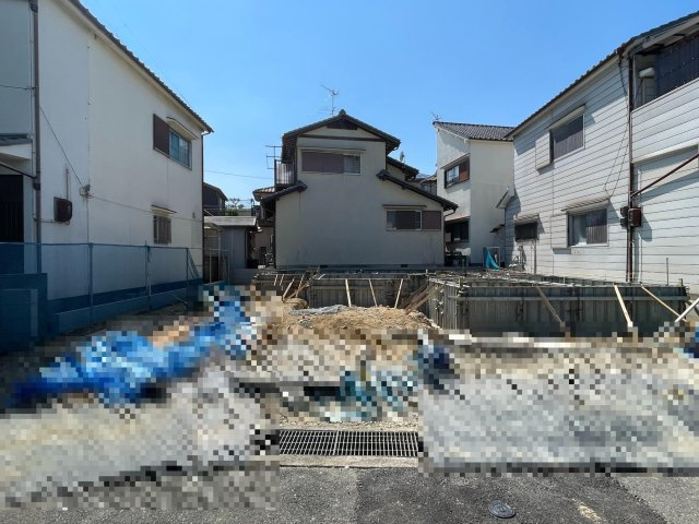 明石市魚住町西岡の外観|【現地外観写真】
2026年11月完成予定！木造2階建「5LDK」新築戸建。山陽電鉄本線「山陽魚住」駅まで徒歩11分、JR山陽本線「魚住」駅まで徒歩17分。通勤・通学・お出かけに便利な立地です。