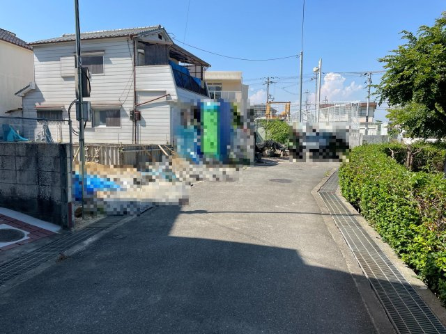 明石市魚住町西岡の前面道路含む現地写真|【前面道路含む現地写真】
前面道路は東側、幅員約4.2mの私道です。アスファルト舗装がされているため、自転車やベビーカーなどでも、スムーズに通行していただけます。