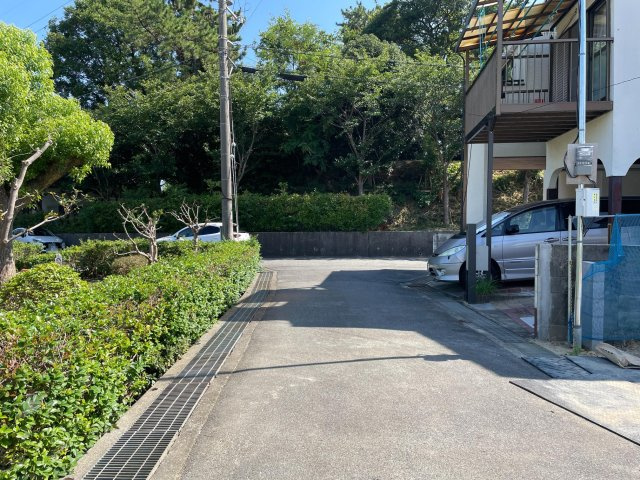 明石市魚住町西岡の前面道路含む現地写真|【前面道路含む現地写真】
こども園まで徒歩1分！幼稚園・小学校、スーパーなどの買い物施設が徒歩8分圏内に揃うため、子育てファミリーにもおすすめです。