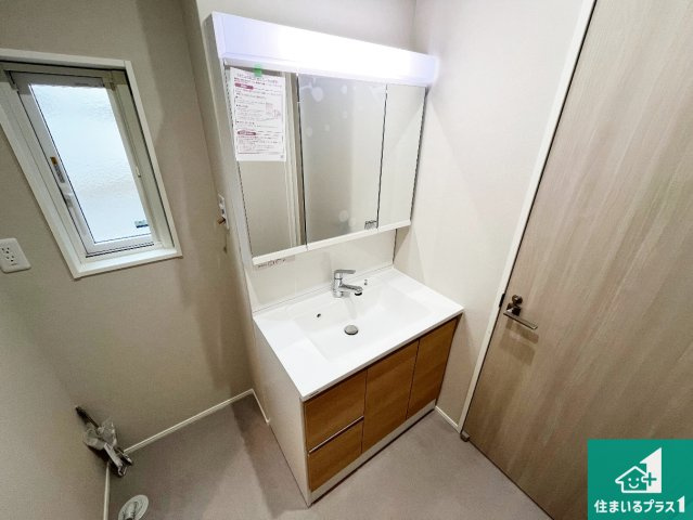 加古川市平岡町二俣　新築一戸建ての独立洗面台|清潔感のある洗面台です。フラットな鏡は掃除がしやすく毎日清潔！鏡裏には収納があるのでスッキリとした洗面台が保てます。
