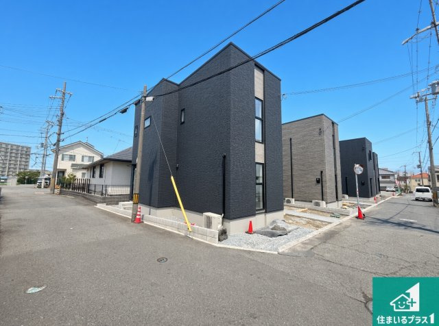 加古川市平岡町二俣　新築一戸建ての前面道路含む現地写真|周辺は閑静な住宅街！前面道路広々で車の出し入れも便利です。駐車が苦手な方でも安心して車庫入れできます！