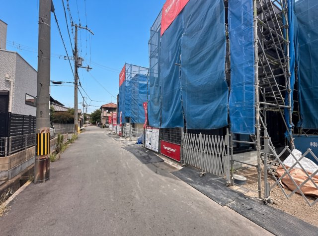 加古川市平岡町二俣　新築一戸建ての前面道路含む現地写真|周辺は落ち着いた街並みの住宅地！子育てがしやすい住環境です！まだ未完成ですが、現地でしかわからない事もございます。是非一度ご覧ください。