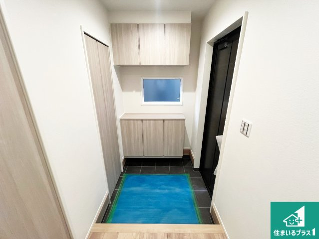 加古川市平岡町二俣　新築一戸建ての玄関|シューズボックスにはたくさんの靴が収納できるので玄関周りはいつもスッキリ！ご家族が増えても安心！