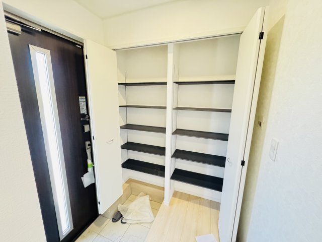 新築　児玉郡上里町勅使河原第18　クレイドルガーデン　2号棟の玄関|　大容量の下駄箱があり、かなりの収納量が期待できます！							
