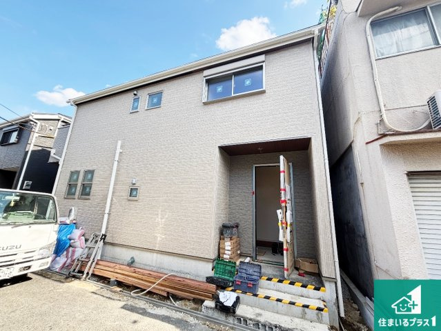 寝屋川市高柳　第12期　新築一戸建ての外観|周辺は落ち着いた街並みの住宅地！子育てがしやすい住環境です！まだ未完成ですが、現地でしかわからない事もございます。是非一度ご覧ください。