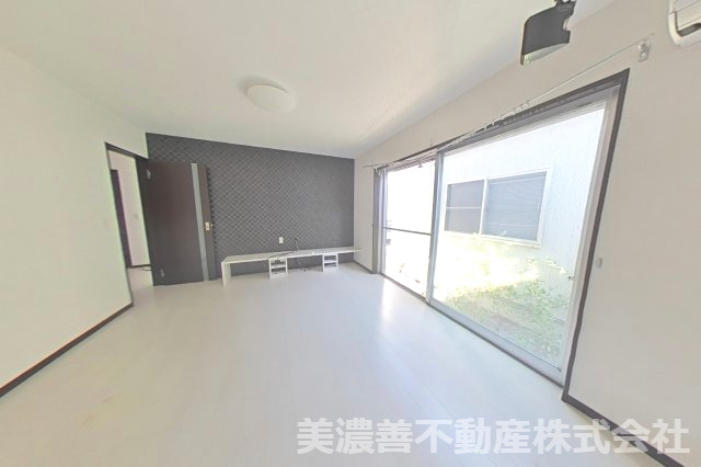 ６７２０４　岐阜市西河渡３丁目中古戸建の居間・リビング